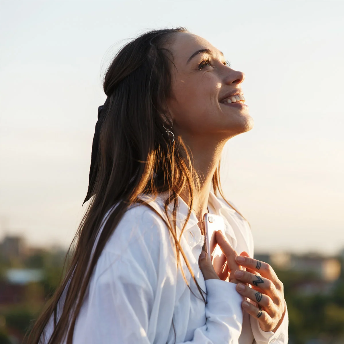 Salud emocional de una chica mirando al sol